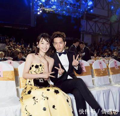 白百何真够放飞自我的，抹胸装低到用手扶，井柏然看的脸都红了