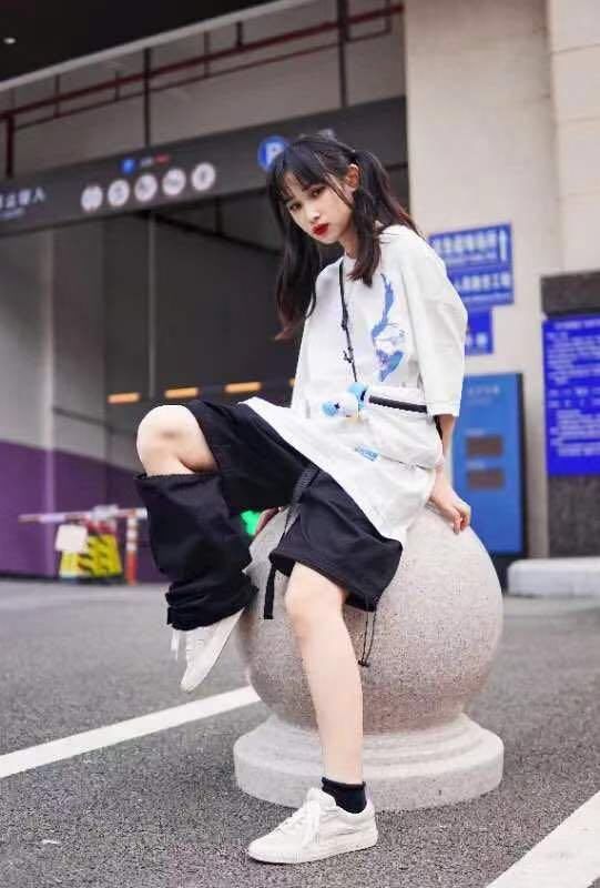  潮牌@SNKR Girls送鞋丨男友衬衫、潮牌、球衣...性感又会搭，就是这期球鞋女生们！4.20-4.26