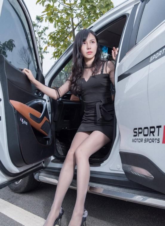 上演■上演大长腿的诱惑，展现女性魅力风采，吊带的网纱裙设计