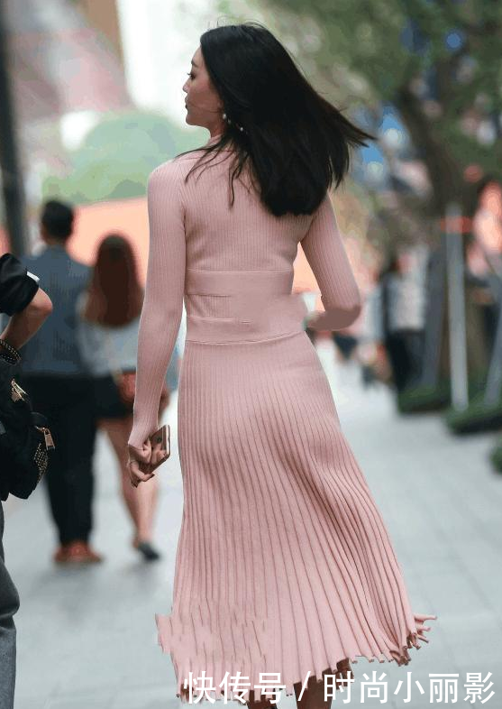 街拍气质小姐姐遇上别出心栽的设计, 长紧身裙凸显身材！