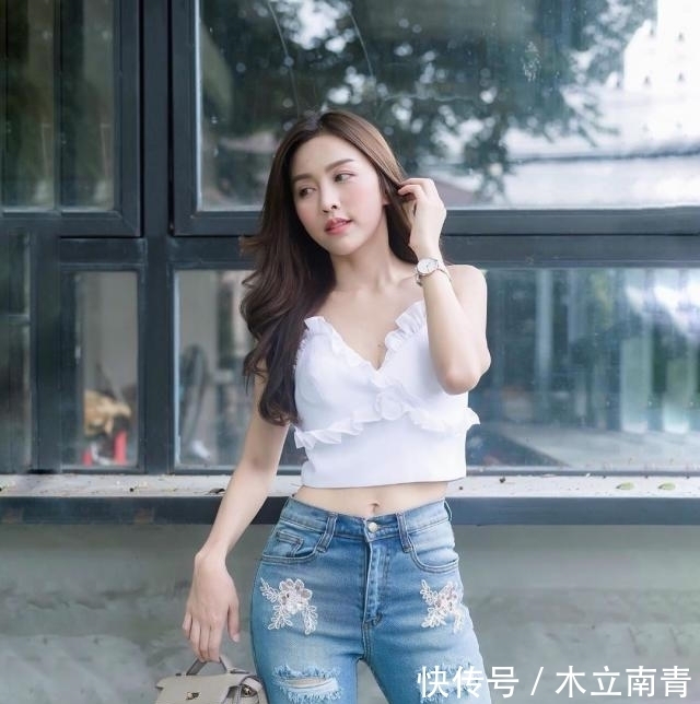  [舒适]火遍街头的“牛仔裤”，美女穿出了腿长的精髓！