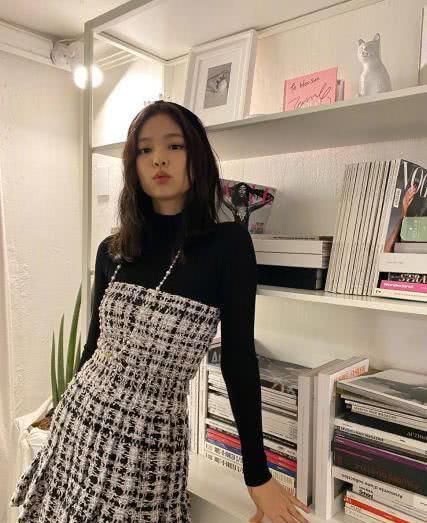  「不失」jennie百变造型曝光，西装外套搭小吊带，简约时尚不失气场