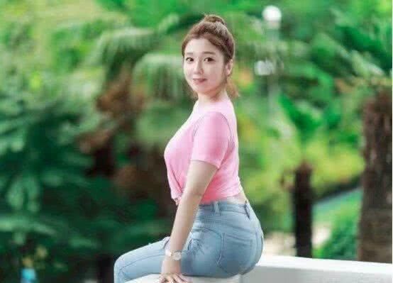 紧身牛仔裤，穿出来很有气质，搭配的恰到好处