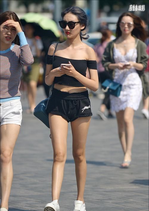  「晃眼」女神潮范儿美搭！街拍：夏日清凉性感美女，太晃眼了吧？（组图）