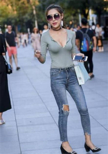  『粉色』街拍：容颜动人的小美女，身穿粉色连衣短裙，靓丽又吸睛