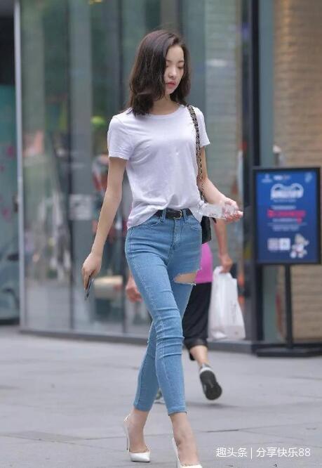 身材好的牛仔裤小姐姐，紧身穿搭秀出完美身姿，显得非常迷人！