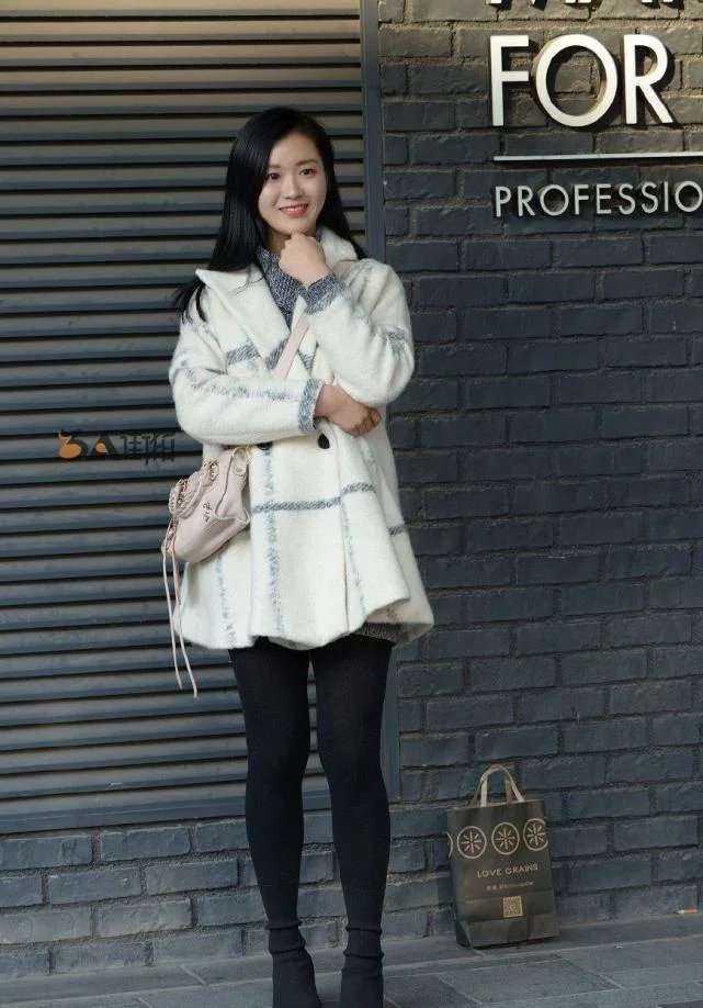 街拍：美女回眸一笑百媚生，美腿一览无余！