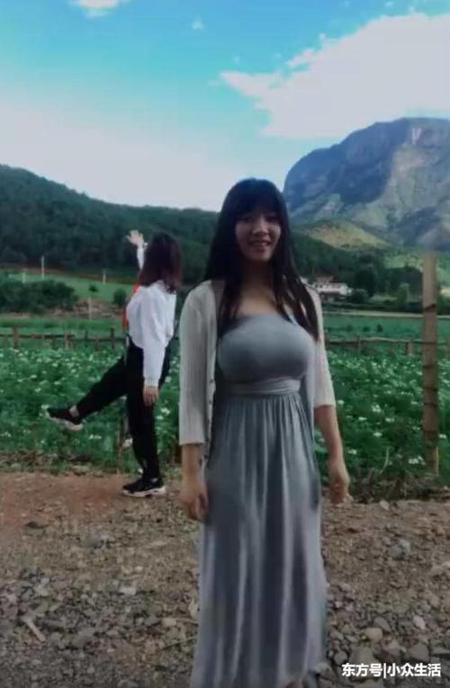 街拍:紧身裙使女人光彩夺目,乡下的小姐姐女人味十足!