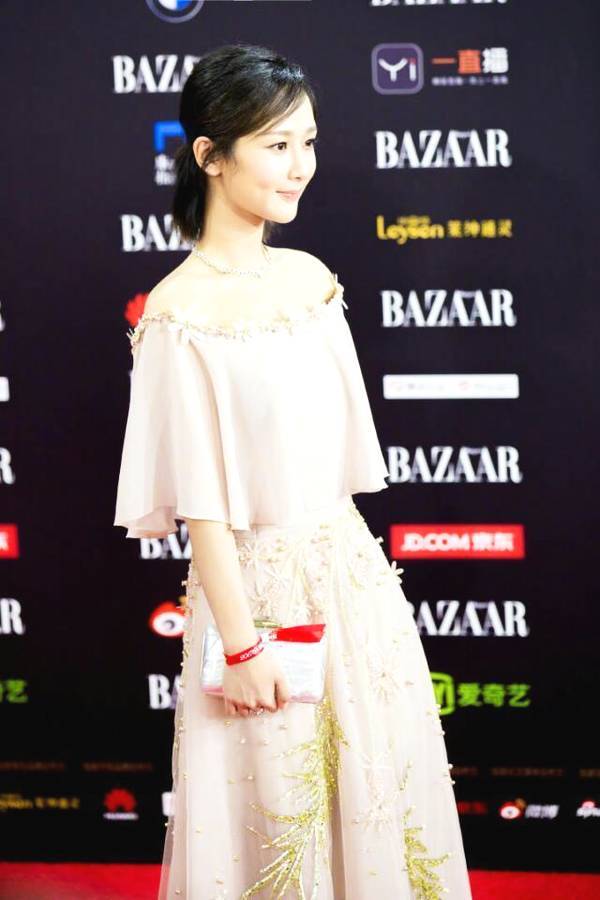 杨紫 又一波时尚“暴击”, 杨紫 芭莎慈善夜穿搭也太好看了吧！