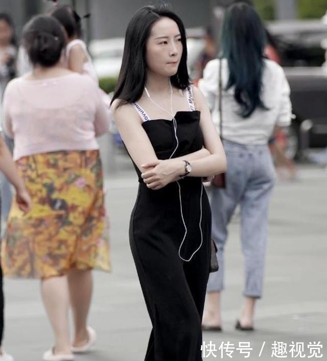 女人味■街拍:长发飘飘的美女,一件浅粉色的长袖连衣裙,时尚靓丽女人味