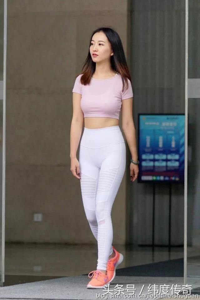 时装搭配，紧身牛仔裤穿得漂亮而自信，甜美的魅力展现女孩优雅