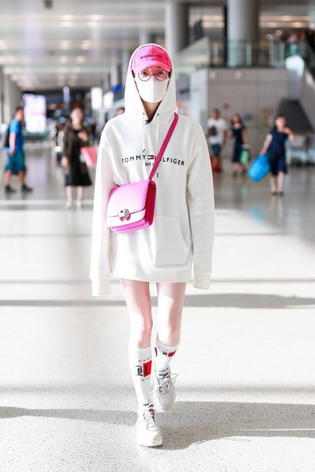 江疏影也穿起了运动风，搭配一双长筒袜，这长腿堪比杨幂啊！