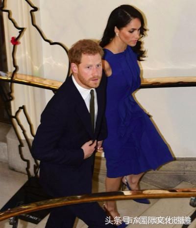 37岁梅根出席演唱会，蓝色连衣裙又双叒叕惊艳全场，Dior耳钉抢镜