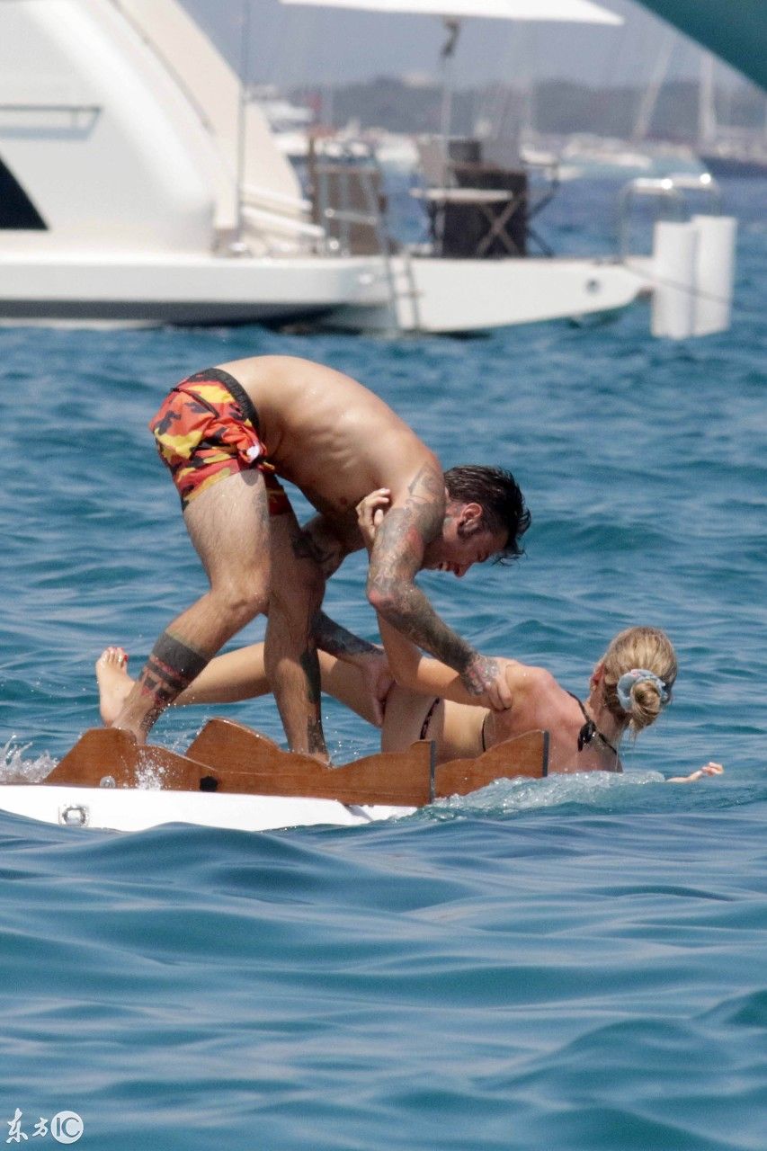 意大利网红美女琪亚拉法拉格尼跟男友海边度假戏水吸引众人眼球