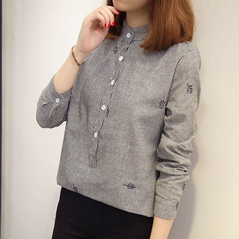 我的天!小姨真会赶时髦,入秋后穿短开衫,搭配小衫,简直美翻天