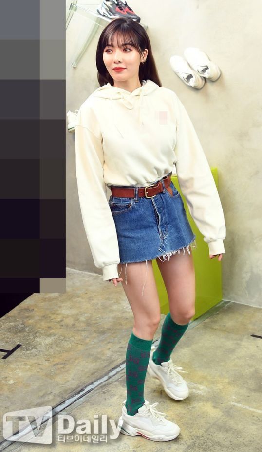 金泫雅保守了!穿短裙居然配长筒袜，网友:这身材逼死多少人