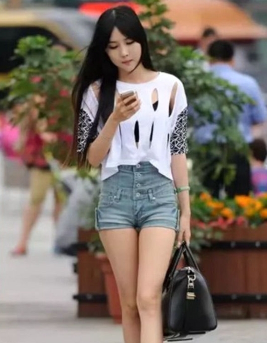 「显得身材」街拍:简单穿搭的时髦美女,搭配的好一样美,身材曼妙魅力十足