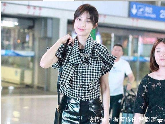 张俪穿黑白格子上衣搭配黑色皮裙现身机场 留着刘海长发气质甜美