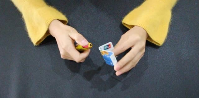  『实用』废弃银行卡扔掉很可惜，用打火机烧一烧做成手机支架，美观还实用