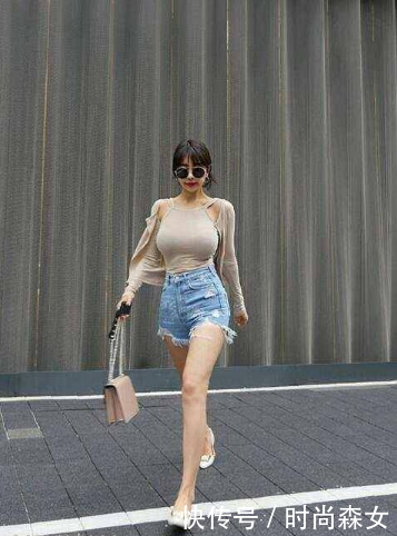 街拍：修身牛仔裤，非常显瘦，让美女一举一动都那么迷人！