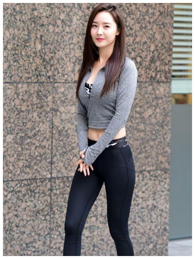 街拍：紧身裤美女时髦又显瘦，增添女人活力