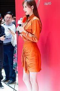 唐嫣又瘦了，一身黄色连衣皮裙展现完美身材，网友：又瘦又有料！