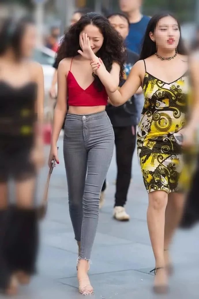 性感火辣的时尚小姐姐，牛仔裤穿的出神入化，网友：年纪轻轻就这