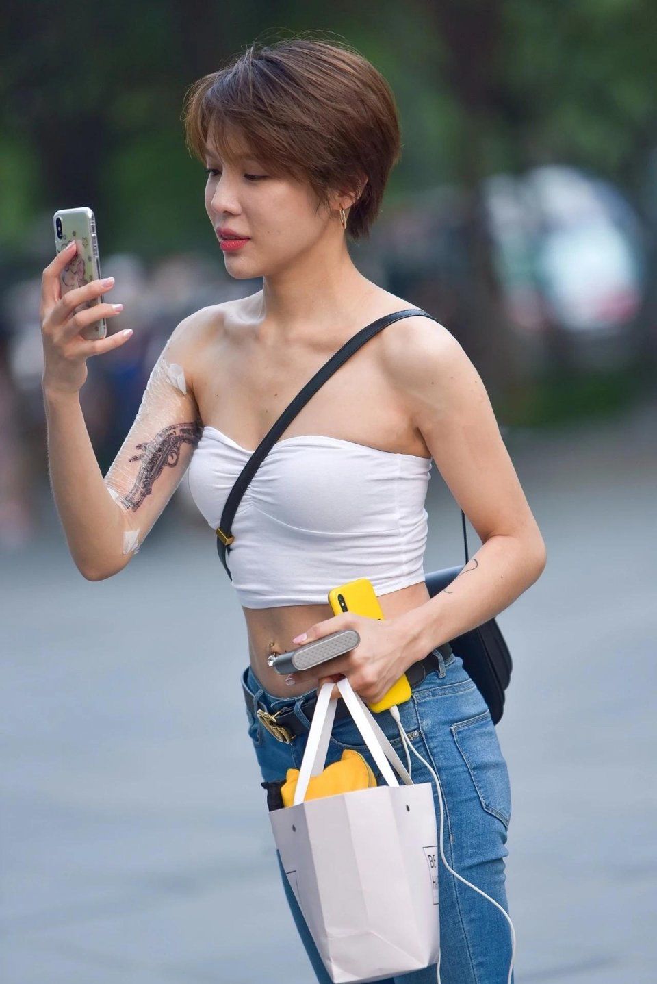 街拍：短发的超俏丽美女