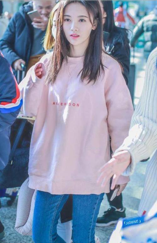 放大看鞠婧祎，这么紧的裤子硬是穿了进去，网友：真是厉害了