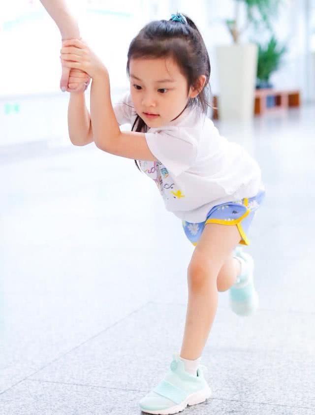 李小璐的女儿和戚薇的女儿，穿搭有明显差距，网友：穷养和富养？