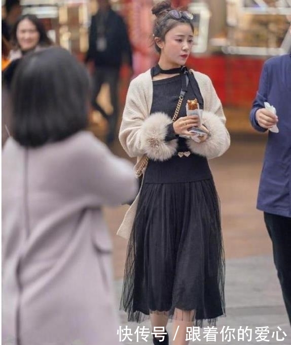 美女■街拍:身材凹凸有致的美女,一身素色的穿搭魅力十足