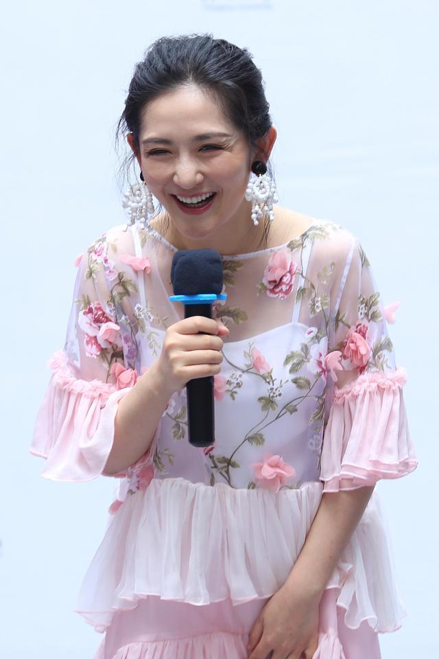 谢娜穿粉裙仙气十足, 鞋子穿不对, 变“跑偏版花仙子”!