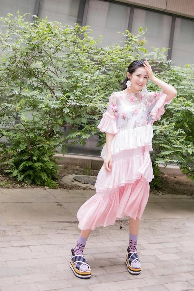 吴昕机场穿拖鞋，谢娜出席活动穿拖鞋，网友:明星的时尚看不懂!