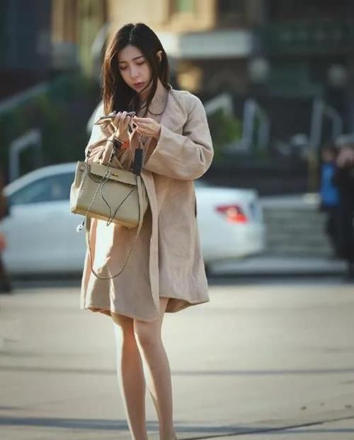  『蓝色』美女时尚街拍：时尚清新的美女，一件白色背心配蓝色牛仔裤，魅力优雅气质