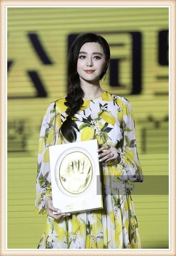 瘦下来的赵薇就是强!一件印花连衣裙尽显女王范，范爷完全不能比