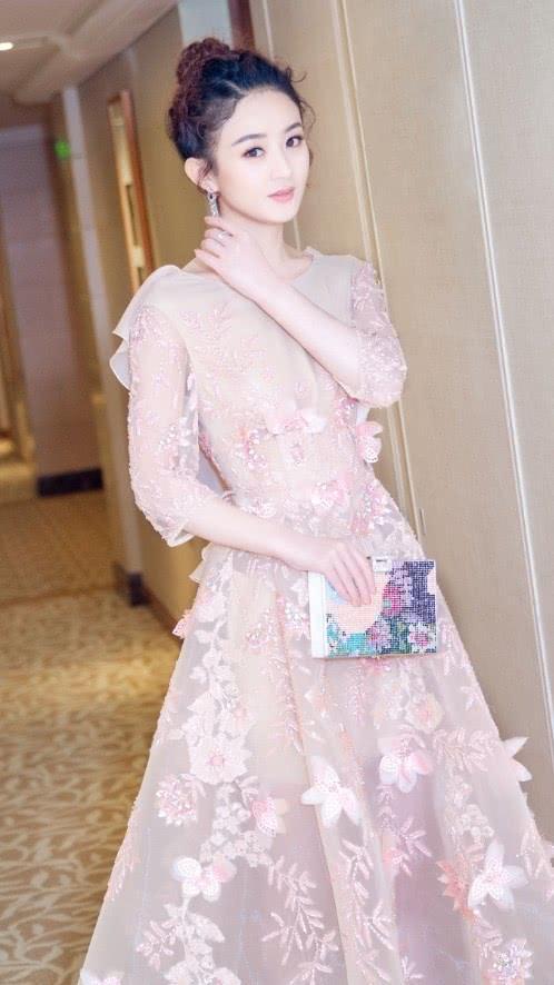 身高不够鞋子来凑！赵丽颖一袭花裙惊艳亮相，鞋都有20厘米？