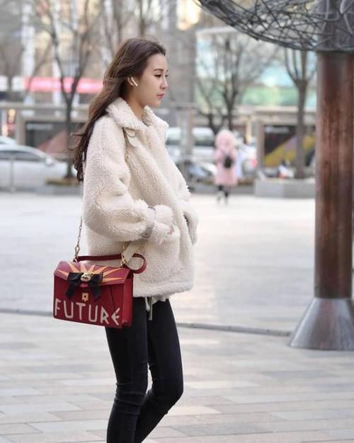  #风采#美女时尚街拍：明眸善睐的美女，一条白色的连衣裙，时尚女神风采