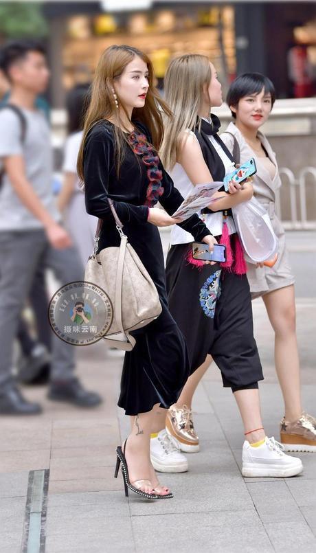 笑容甜美的美女，薄纱裙下大长腿若隐若现，有点俏皮更有点美艳