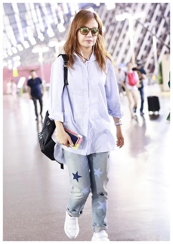 关晓彤星星牛仔裤撞衫赵薇,一双长腿完胜,网友:这次总算穿对了