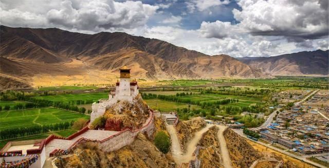 “山顶上的宫殿”西藏的庙宇宫殿为什么大多建在山崖之上?