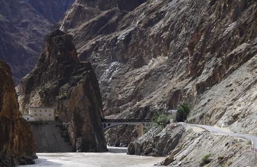 中国这座大桥不许停车不许拍照，战士融进水泥里，常年有官兵驻守