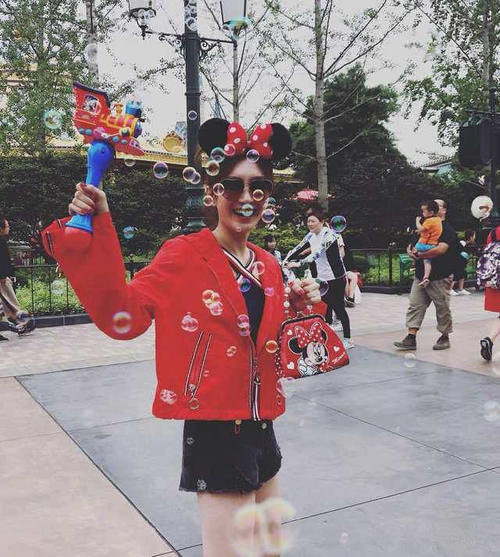 江疏影胆真大！裙子短到“大腿根”还在中间开个叉，真看得人尴尬