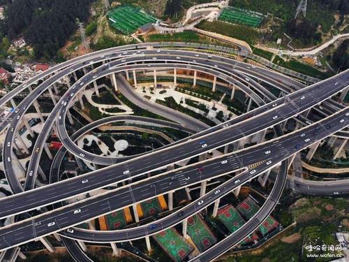 这个中国的立交桥看起来像一个巨大的过山车