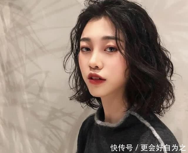 『女生』小个子女生别留“黑长直”,今年最流行的4种短发,既显高又瘦脸