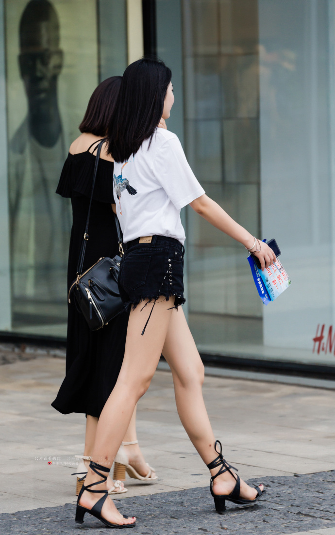 路人街拍，炎热的夏季热裤跟大长腿更配哦