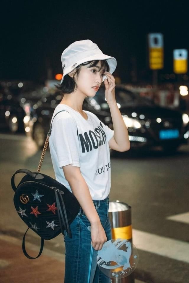 沈月穿百褶裙现身，非要从底下露出衬衫来，网友：姑娘裙子拉低点