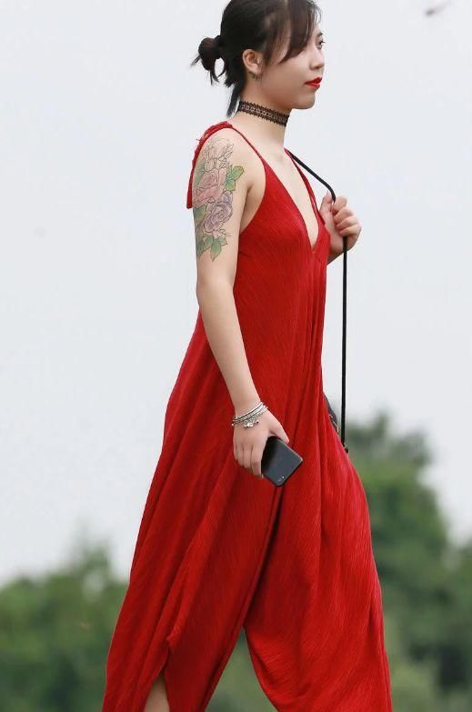 气质小姐姐紧身连体裤勾勒珠圆玉润的曲线，热情的大红色吊带裙！