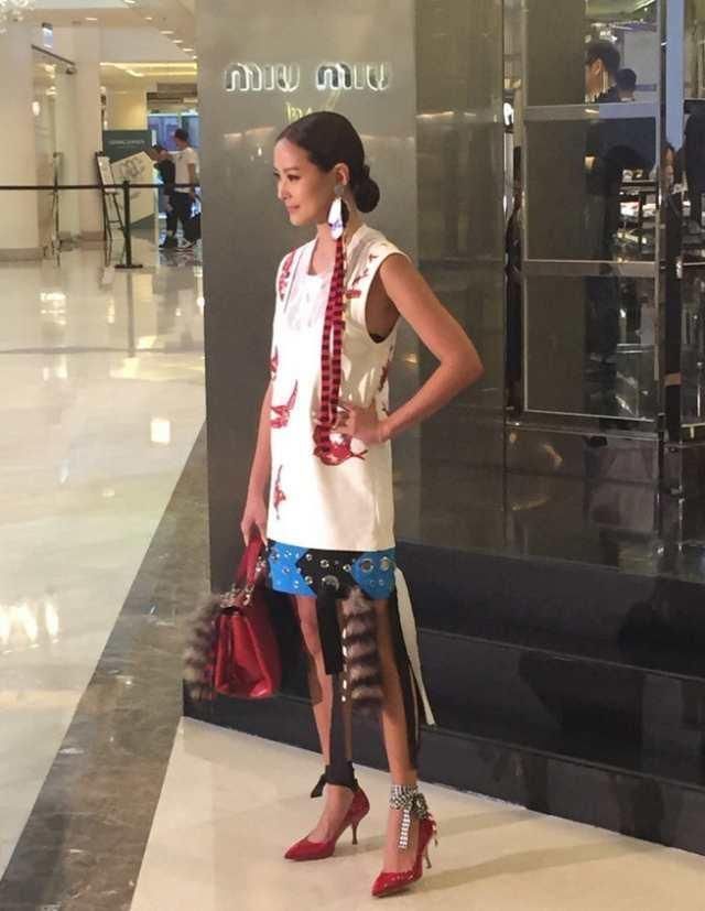 与富豪老公恩爱18年比谢娜还幸福，穿扮公认美！