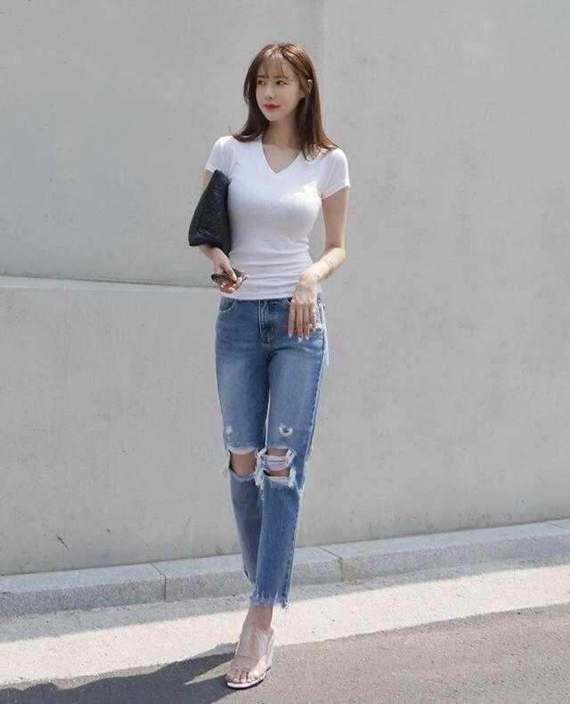 街拍：小姐姐风情的破洞裤，小秀大长腿让美女都羡慕