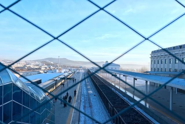 我国最北火车站，每天只靠7班车，异国风情外观不输发达地区车站